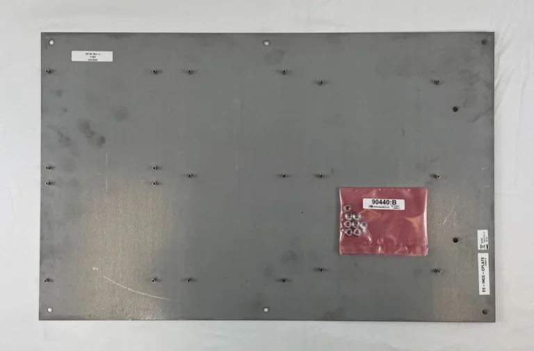 Placa metálica de montaje para sistema de alarma contra incendio con perforaciones y kit de tornillería incluido