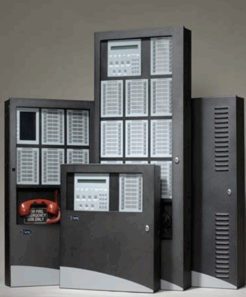 Gabinetes modulares E3 Series de Gamewell-FCI para sistemas de alarma contra incendio, con paneles de control, módulos de annunciación y gabinete metálico montado en pared